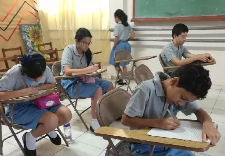 En sus colegios los niños se concentran y ponen su inventiva a trabajar para  redactar sus cuentos. Cortesía Inac