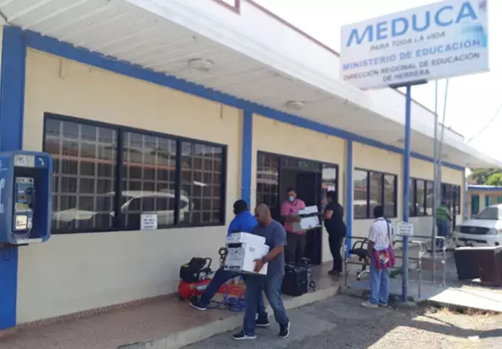 Los funcionarios se han mudado a otras oficinas debido a los inconvenientes de salud causados por la fumigación en la regional del Meduca. Foto/Thays Domínguez