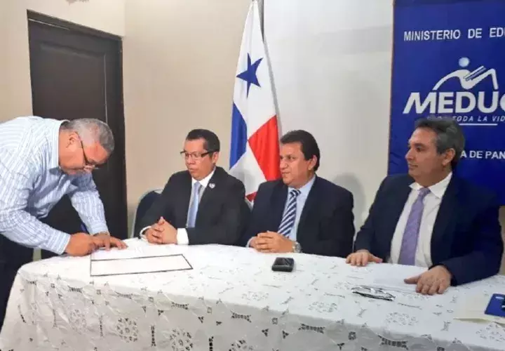 En la mesa bilateral participó la dirigencia del Meduca con la mediación de la Defensoría del Pueblo. 