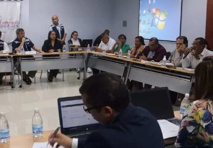 La cuarta mesa en la gestión del ministro Ricardo Pinzón se dio ayer en la Defensoría del Pueblo.  Cortesía