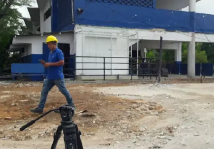 Los trabajos en escuelas provocan que estudiantes se expongan en lugares no aptos para dar clases. Archivo
