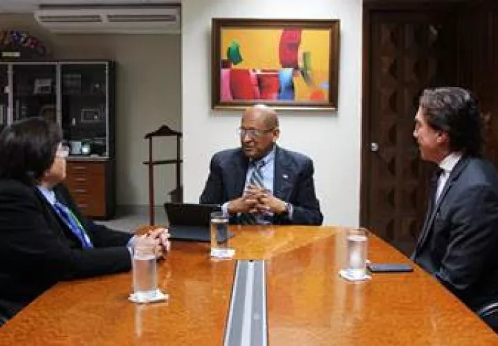 El ministro del MEF, Héctor Alexander, explica a representantes del BID la situación financiera del país.