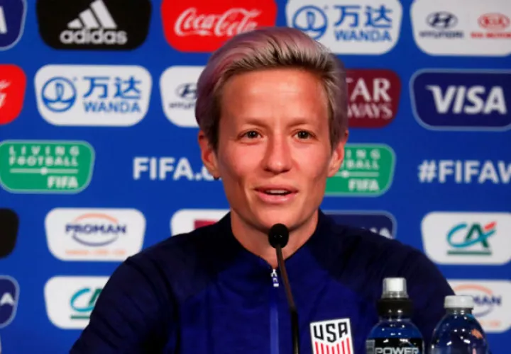 Megan Rapinoe atiende a la prensa. Foto EFE