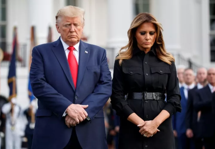 El presidente Donald Trump y su esposa Melania Trump, guardan un minuto de silencio por las víctimas de los ataques del 11 de septiembre de 2001. FOTO/AP