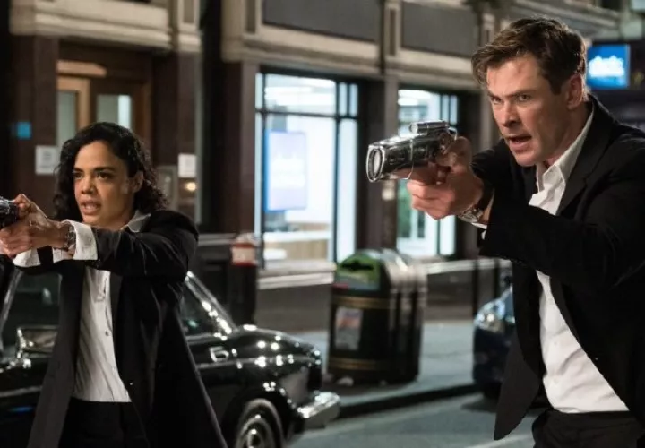 'Men in black: International'. No hay tregua, no pueden distraerse  un segundo. El enemigo acecha. https://www.espinof.com/