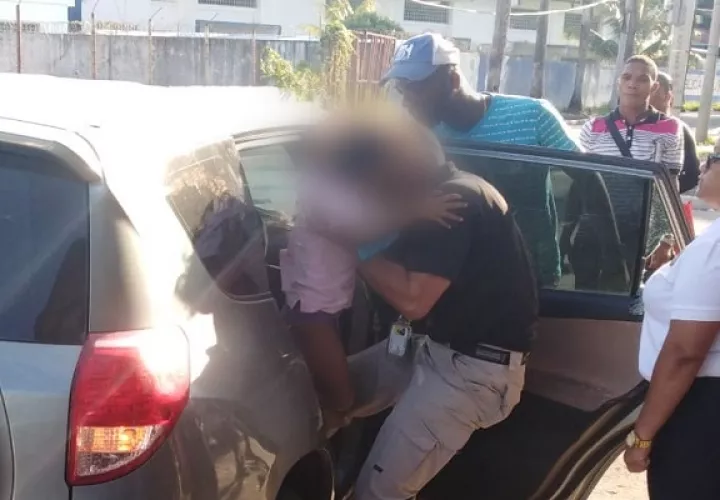 Menor quedar atrapada dentro de un vehículo en Colón