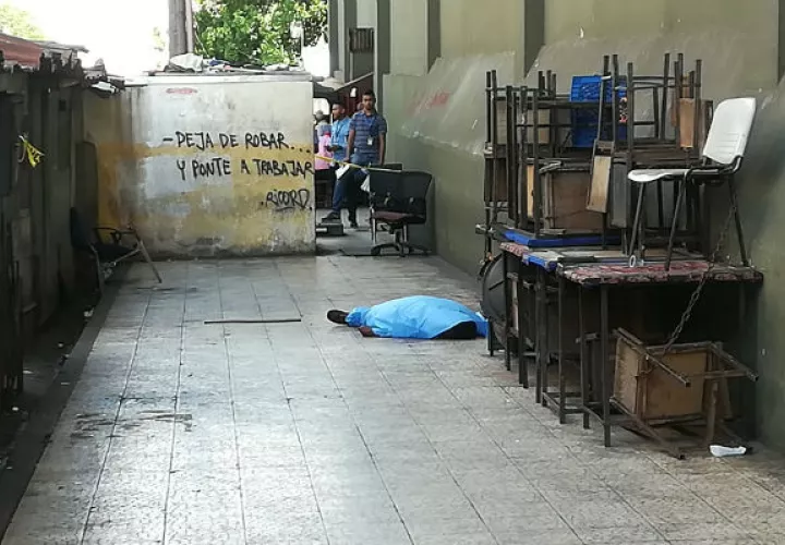 Cuerpo sin vida en el Mercadito de Calidonia. 