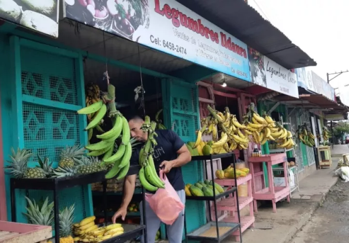  Las personas recorren los puestos buscando la cebolla, sin embargo es poco lo que pueden vender, debido a su alto precio.Foto/Thays Domínguez