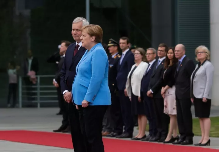 La canciller Ángela Merkel volvió a temblor durante un acto oficial junto al primer ministro finlandés, Antti Rinne. FOTO/AP