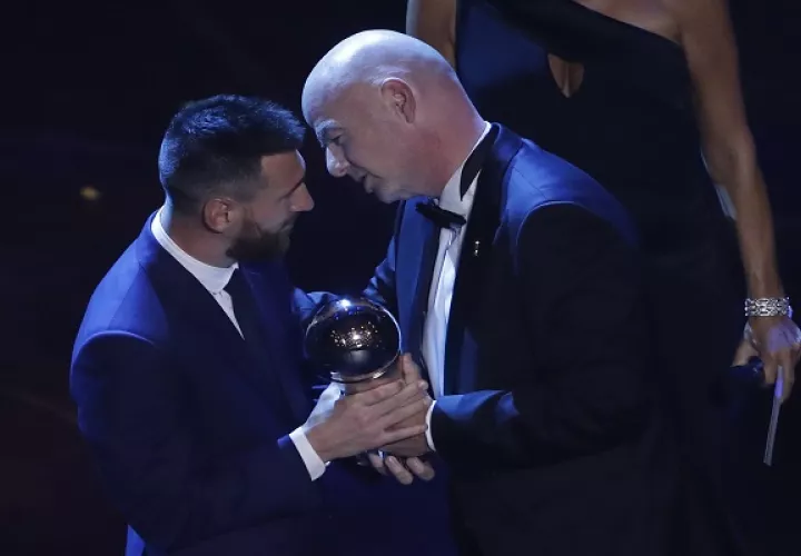 Lionel Messi del Barcelona recibe el premio 'The Best' por Gianni Infantino. Foto:AP