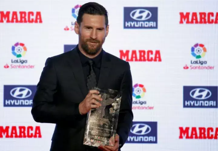 Leo Messi, recibe el trofeo Alfredo Di Stéfano al mejor jugador del año. Foto:EFE