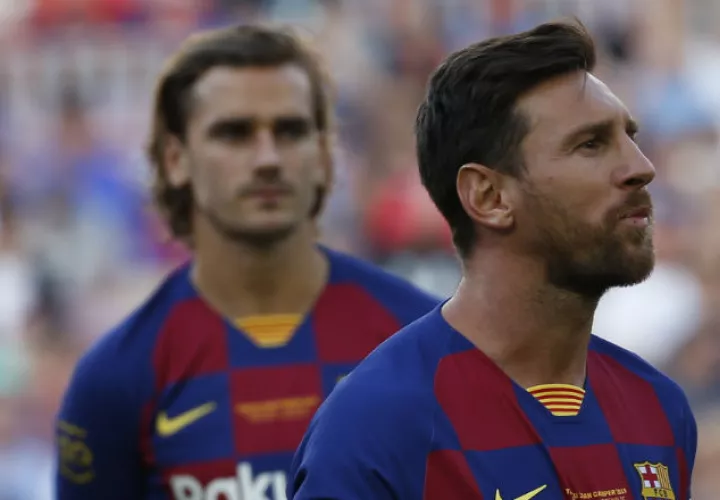 Leo Messi saluda a los fanáticos del Barcelona Foto  AP