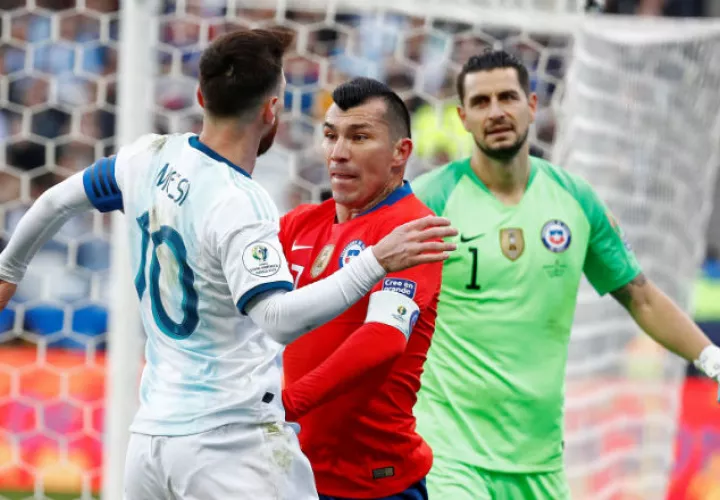 Messi y Medel se empujaron. Foto EFE