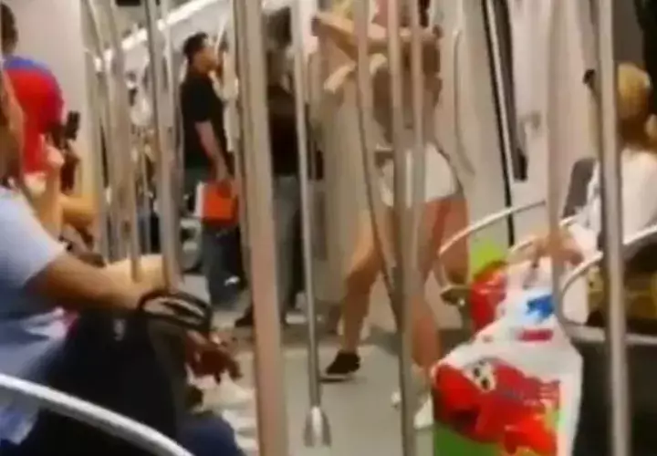 Chicas 'encienden' con su baile en el Metro y provocan críticas en redes sociales. Foto: Panamá América.