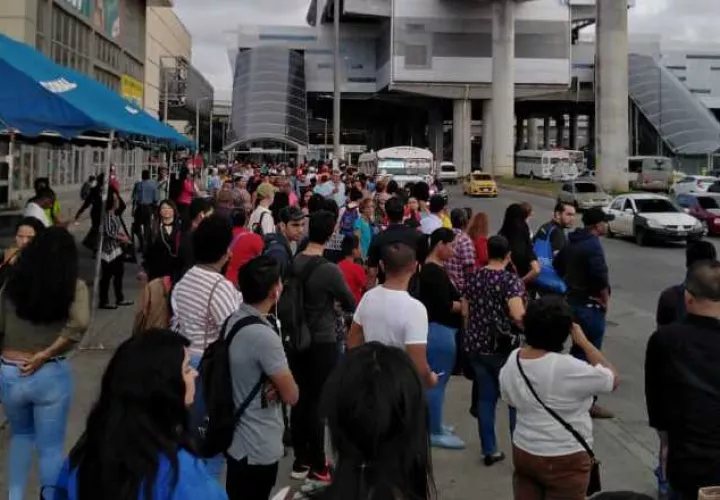 El servicio de metrobús llegó a rescatar a los usuarios, pero no fue suficiente. Foto de cortesía