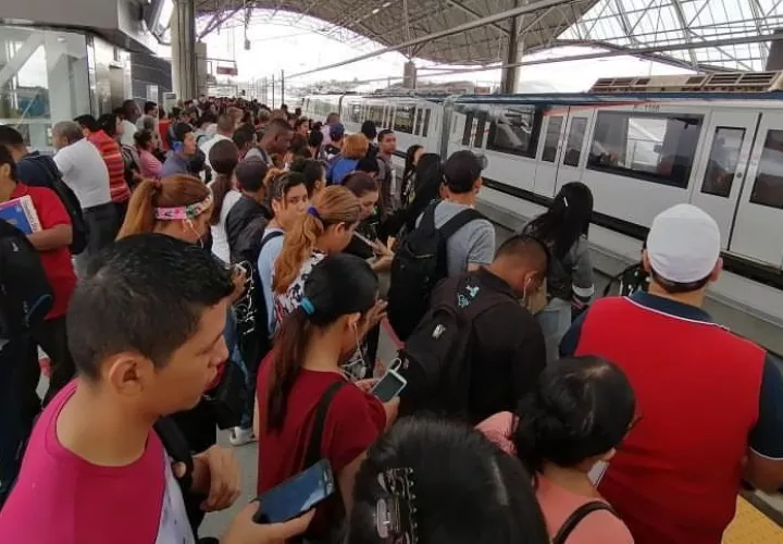 Los usuarios fueron desalojados de las estaciones de la Línea 1 del Metro de Panamá, por la suspensión del servicio. 