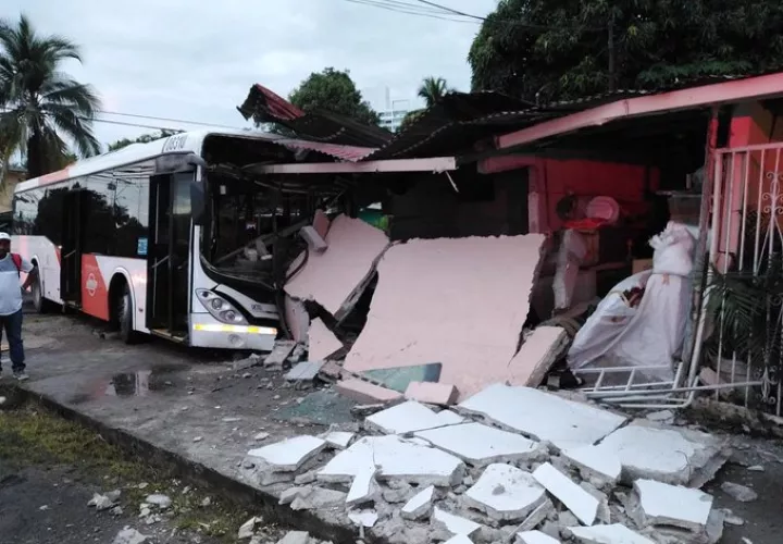 Ninguno de los habitantes de la residencia resultó herido, según Mi Bus. Foto: Mi Bus.