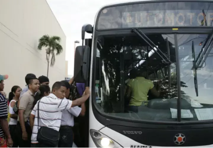 Usuarios del transporte  se quejan por la frecuencia irregular de los metrobuses.