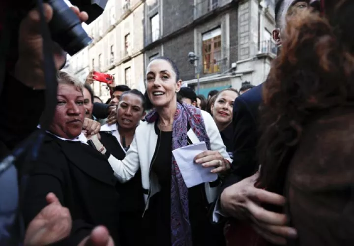 Claudia Sheinbaum, alcalde recién juramentado de la Ciudad de México, saluda a los ciudadanos. FOTO/AP
