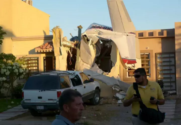  Policías ministeriales inspeccionan la zona del accidente en Culiacán (México). Foto: EFE