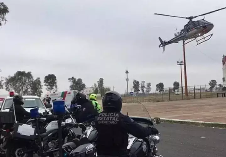 Elementos de rescate trasladan a lesionados en helicóptero, tras una explosión en el municipio de Tequisquiapan en la ciudad de Queretaro.  FOTO/EFE