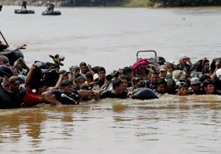  Integrantes de la segunda caravana de migrantes, en su mayoría hondureños, cruzan a pie el río Suchiate. EFE