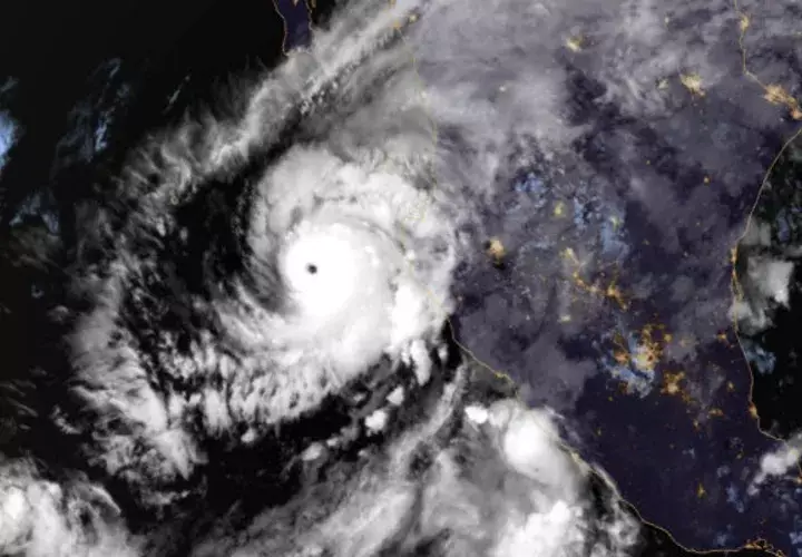 Esta imagen proporcionada por NOAA, muestra el huracán Willa en el Pacífico oriental, en un camino para estrellarse contra la costa occidental de México. AP
