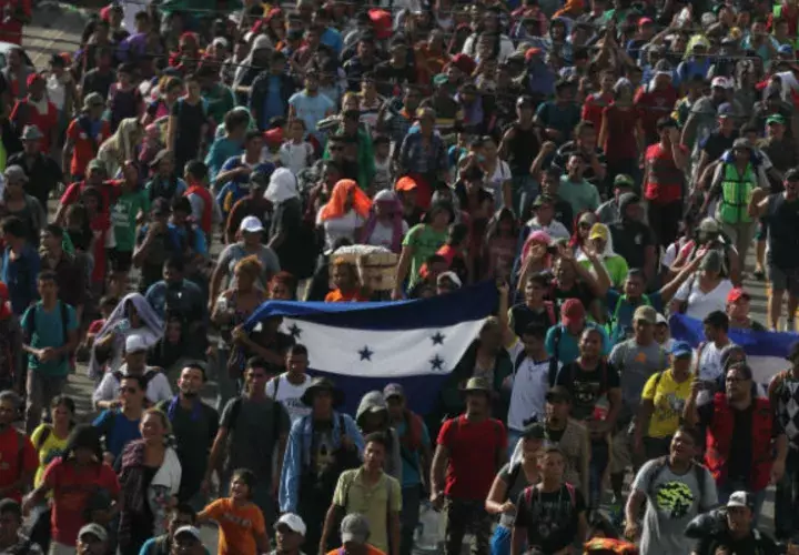 En el puente fronterizo de México y de Guatemala quedaron varios centenares de migrantes hondureños a la espera de ser atendidos por la migración mexicana.