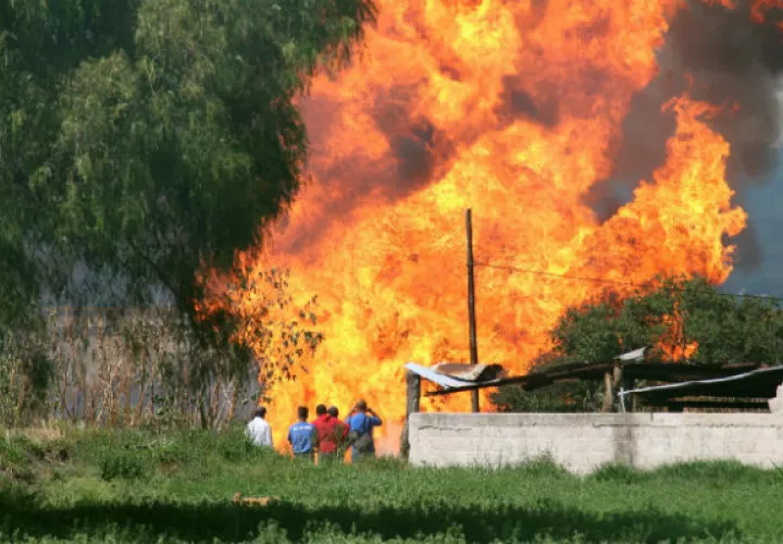 La explosión tuvo lugar cuando un equipo de operarios trabajaba en la zona, descartando así que se debiera a un acto de robo de combustibles.