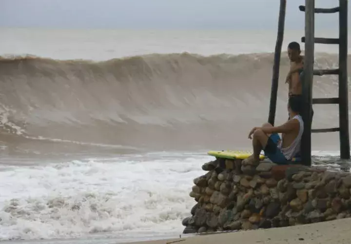 Grandes olas previo a la llegada del huracán Willa en Puerto Vallarta, estado de Jalisco (México). Foto: EFE. 