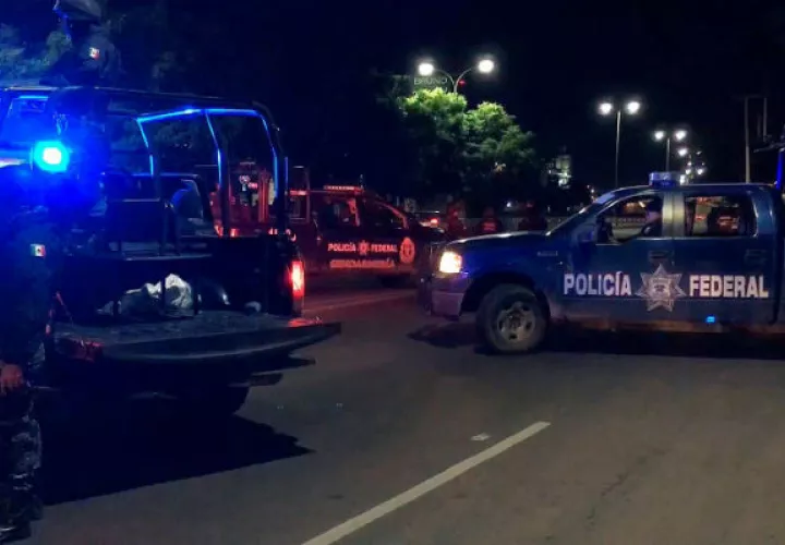 Policías Federales resguardan la zona donde fue detenido Ángel Humberto Chávez Castélum y su hijo, en  Querétaro. Foto: EFE.