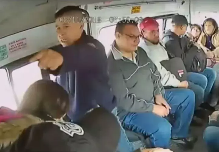 La cámara de vigilancia del vehículo especifica que el robo fue a las 8:00 de la mañana del 3 de noviembre de 2018.