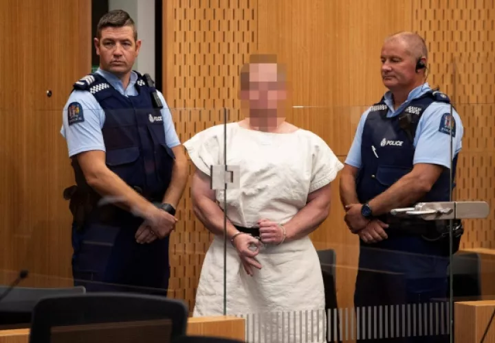 El presunto terrorista, Brenton Tarrant, se enfrenta en un tribunal neozelandés a 50 cargos de asesinato y 39 de tentativa de asesinato, había obtenido su licencia de armas en 2017 y poseía legalmente cinco armas, incluidas las dos semiautomáticas con las que habría perpetrado los ataques. FOTO/EFE