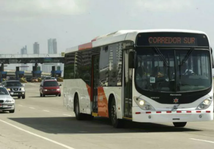 La empresa First de Panamá  administra  el servicio de transporte colectivo en la ciudad de Panamá y San Miguelito. 