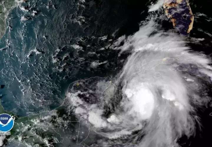 Una vista de la tormenta tropical Michael, abajo a la derecha, agitándose mientras se dirige hacia el Panhandle de Florida. AP