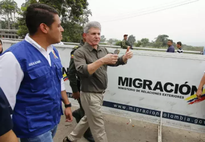 El senador estadounidense Michael McCaul (c) en visita al puente internacional Simón Bolívar, en la frontera entre Cúcuta (Colombia) y Venezuela. Foto: EFE.