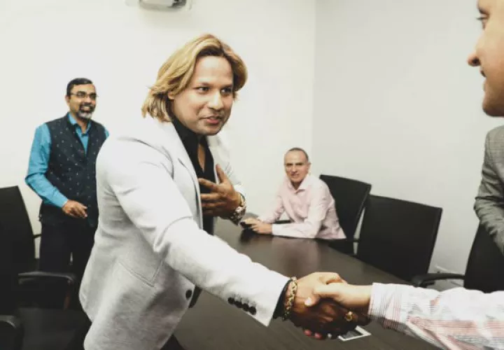 El actor y productor de origen indio, Prabhakar Sharan, sostuvo una reunión con directivos del Mici. Foto/Cortesía Mici
