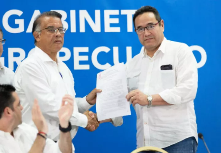 La Resolución fue entregada al presidente de la Asociación Nacional de Porcicultores (ANAPOR), Carlos Pitty al ministro Augusto Valderrama. Foto/Cortesía