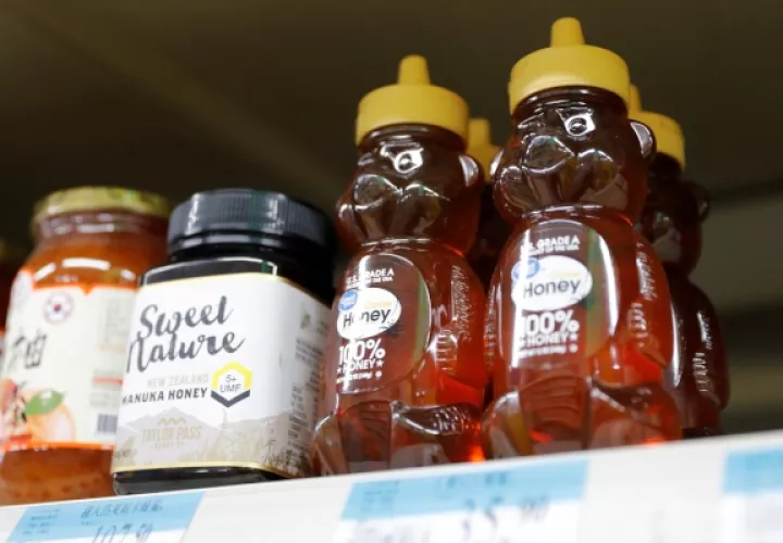 Miel estadounidense a la venta, en un supermercado en Pekín. FOTO/EFE