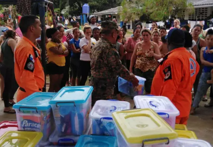 Autoridades tratan de controlar migración masiva de cubanos y africanos en Puerto Obaldía. Foto: Panamá América.