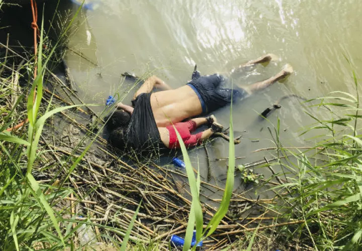 Dolorosa escena de padre e hija en la orilla del río Bravo. Foto: AP. 