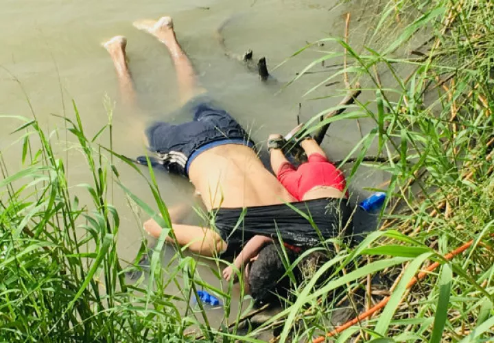 La foto de padre e hija ahogados evoca la del niño sirio muerto en el Mediterráneo. Foto: AP