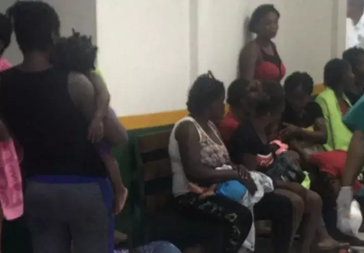 Le tomó varias horas al personal de salud, brindarle la atención médica a los migrantes debido a la gran cantidad de personas que acudieron buscando ayuda. Foto/Mayra Madrid