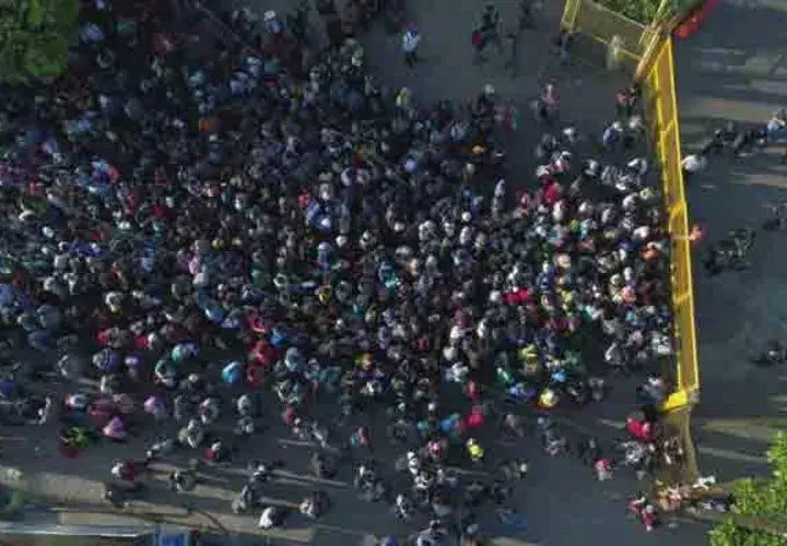 Les siguen los pasos otros 2,000 migrantes, también mayoritariamente hondureños, que ingresaron al país el 29 de octubre y que aún están en el fronterizo estado de Chiapas. FOTO/AP