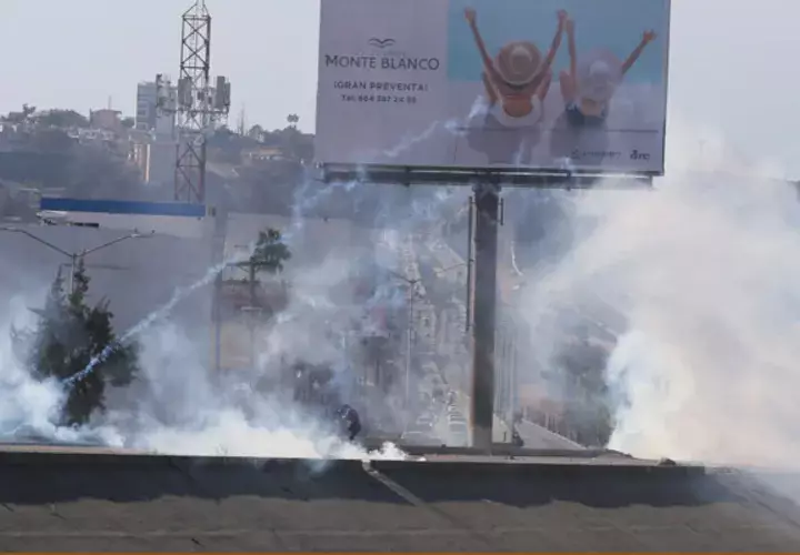Un grupo considerable de migrantes se enfrentó a la policía tratando de cruzar el muro fronterizo entre Tijuana y EE.UU. FOTO/EFE