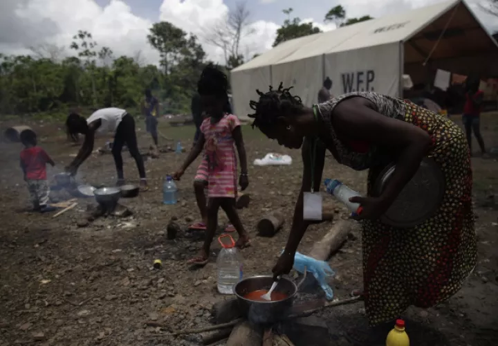Durante la estadía de los migrantes en Panamá se les garantiza la atención médica y alimentación básica. Foto de EFE