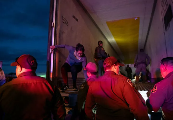 En el último año, el número de migrantes hallados escondidos en tractocamiones aumentó un 40 por ciento. Foto/ Lynsey Addario para The New York Times.