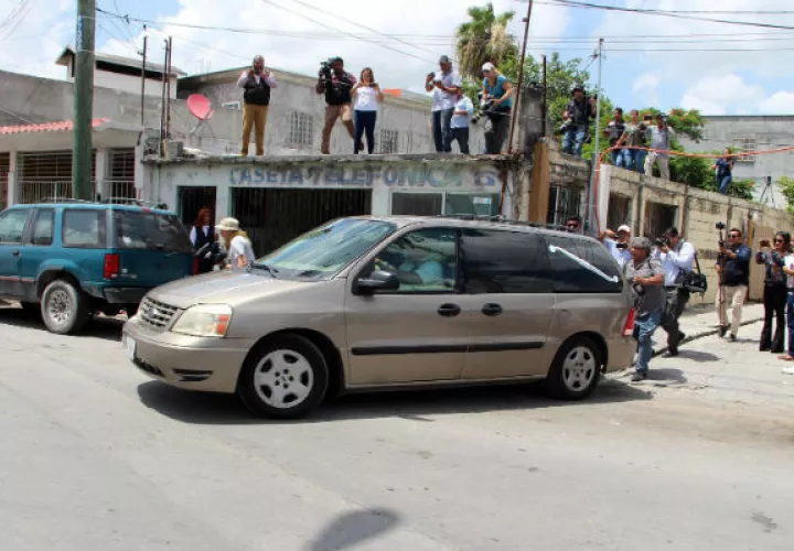 Vista de la carroza fúnebre que traslada los cuerpos de los migrantes salvadoreños Óscar Martínez y su hija Valeria en la ciudad de Matamoros. Foto: EFE. 