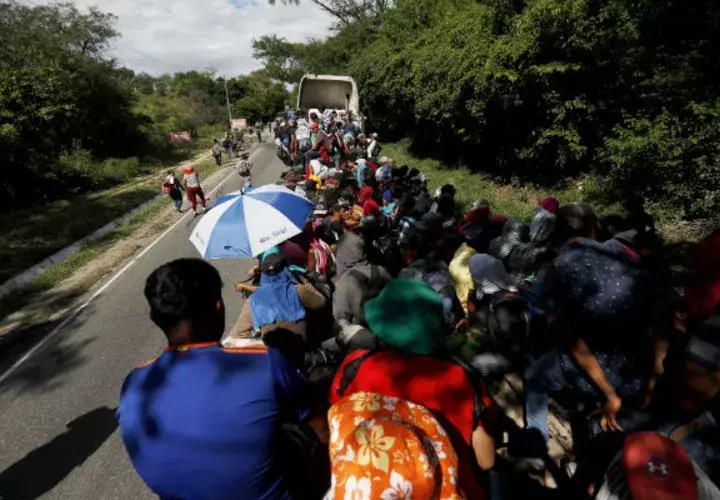 Caravana de migrantes avanzando por Guatemala. Foto:EFE.