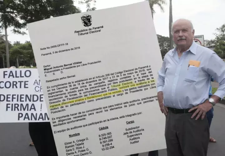 Miguel Antonio Bernal mostró orden del Tribunal Electoral para hacerle una auditoría. Víctor Arosemena